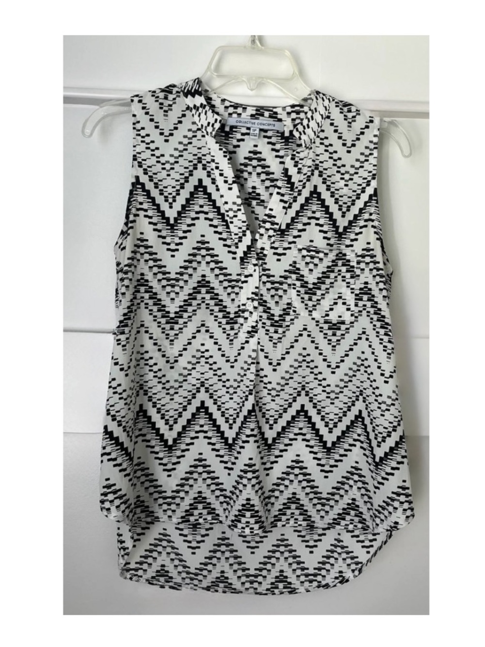 Collective Concepts size small Black & White Chevron Print Sleeveless Top